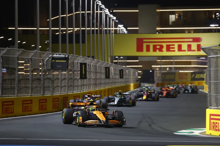 Piastri átveszi a vezetést Norristól? – menetrend a szaúdi F1-es versenyre