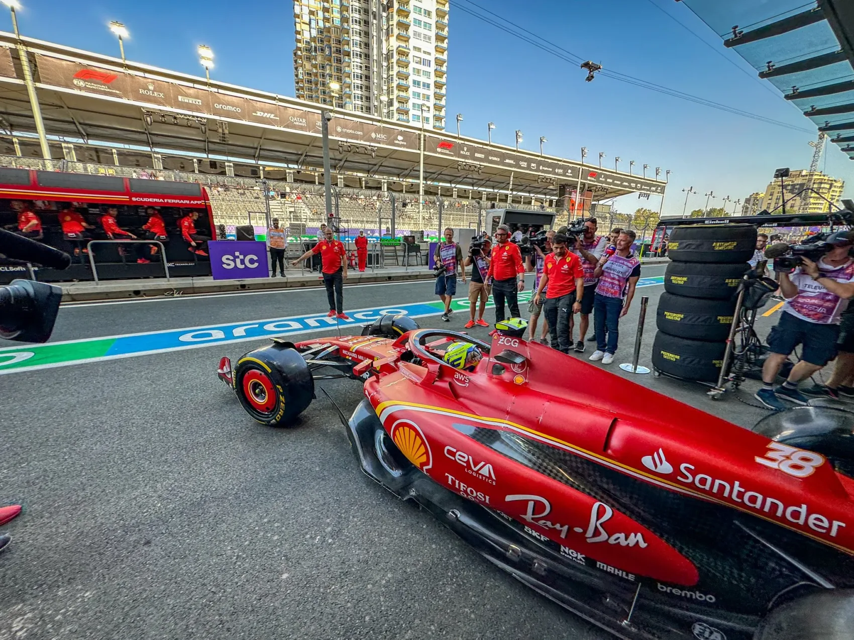 Méretes baleset nehezítette a Ferrari tinijének bemutatkozását a szaúdi időmérő előtt