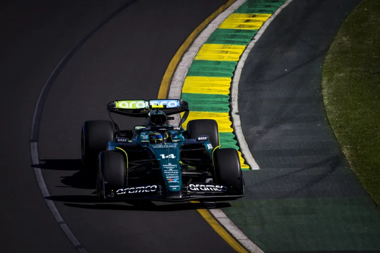 Döntött az FIA: Alonsót elmeszelték Russell balesetéért