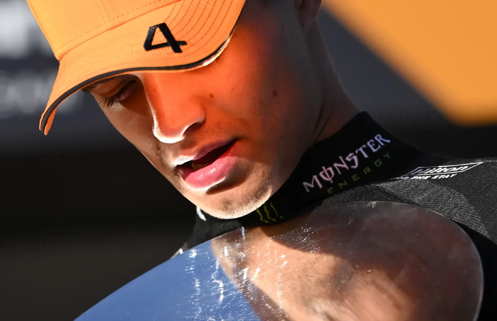 Norris lefulladt egy Lambóval Monacóban, rajongók segítettek betolni