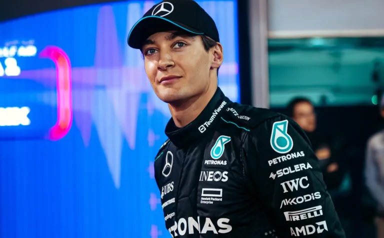 100 éves Mercedesszel hajt ki Russell az olasz utakra