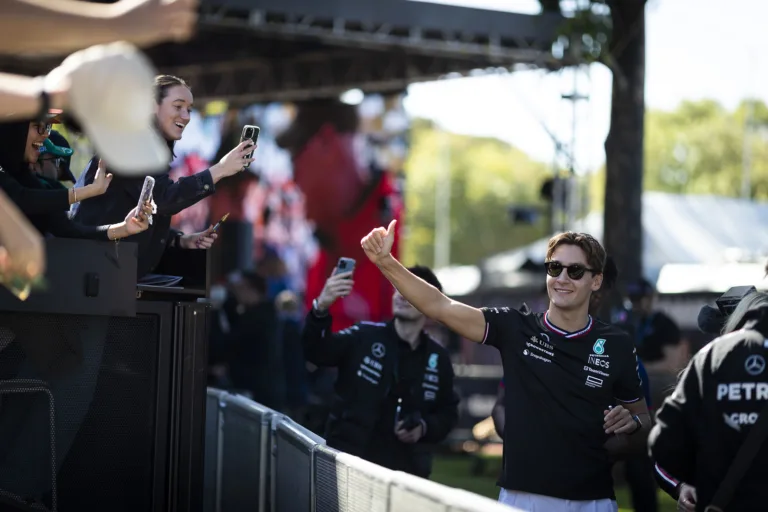 Dedós mutatványt követtek el Russell ellen a vécén