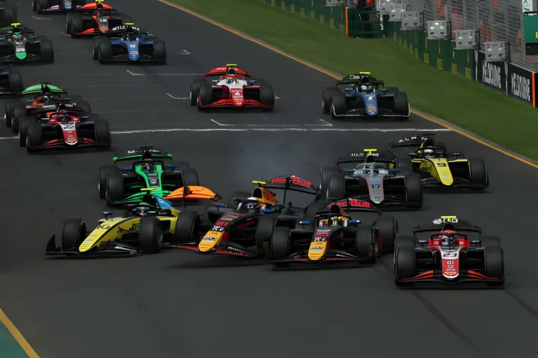 Ütközött a két Red Bull-nevelt az F2-ben, a győzelmet is elvették miatta