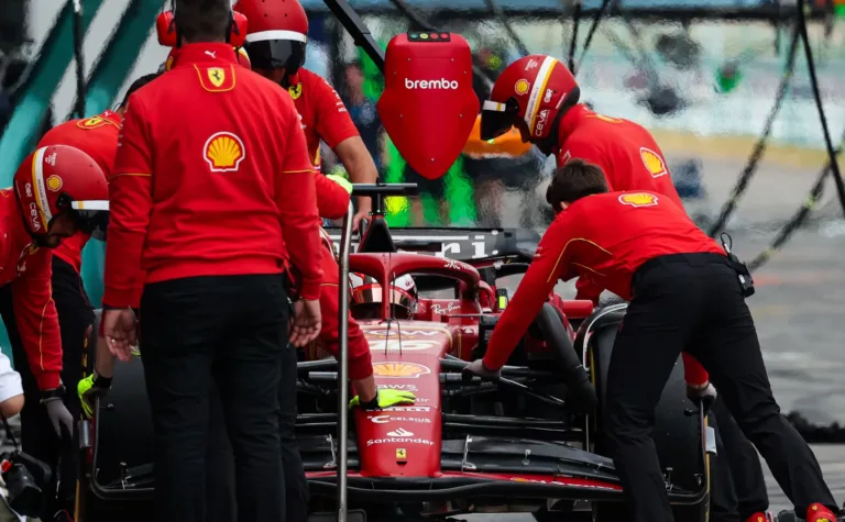 Új sárvédőket megy tesztelni a Ferrari, de belecsempészi saját fejlesztéseit is