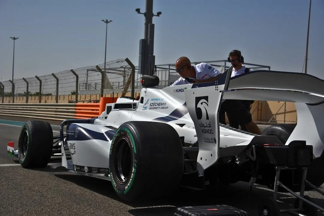 Sikeresen kezdte a magyar csapat az önvezető autók bajnokságát, Kvjat is ott volt a szezonnyitón