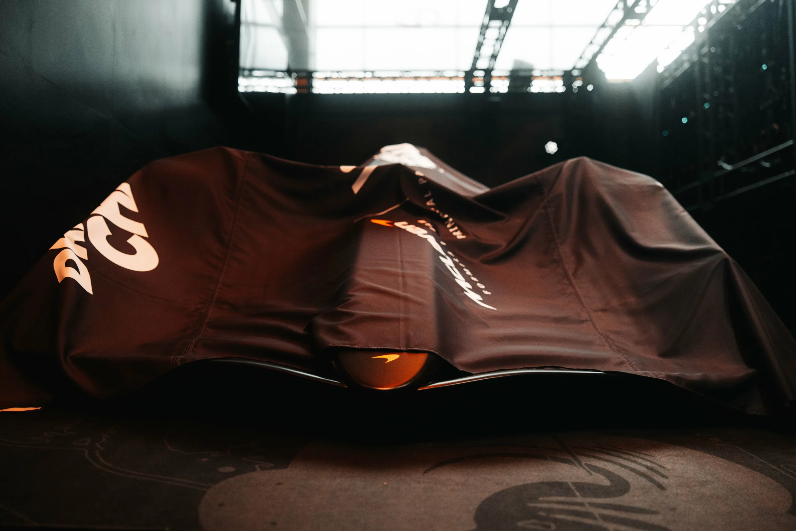 Új autófestés, új sisak, új pilóta és rengeteg cseresznyevirág – így még sohasem készült a Japán Nagydíjra az F1