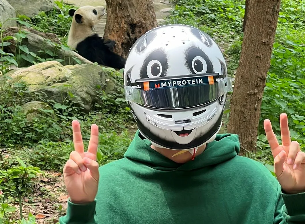 Egy panda fog kikukucskálni az egyik F1-es autóból Sanghajban