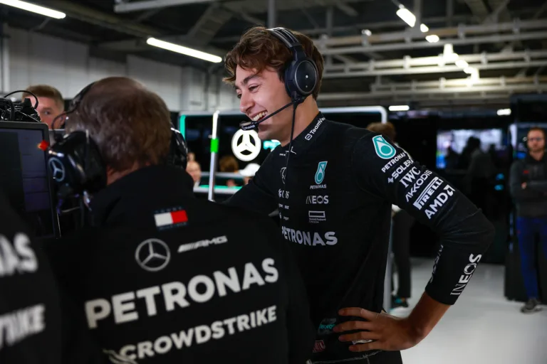 Russell Alonsóra itta magát a rajtnál