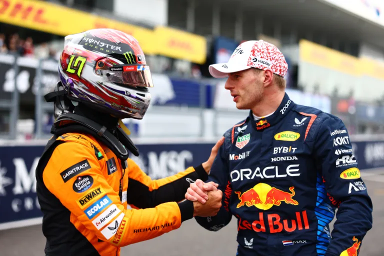 Hiába éleződik a csatájuk, Verstappen és Norris megint együtt utazott (kép)