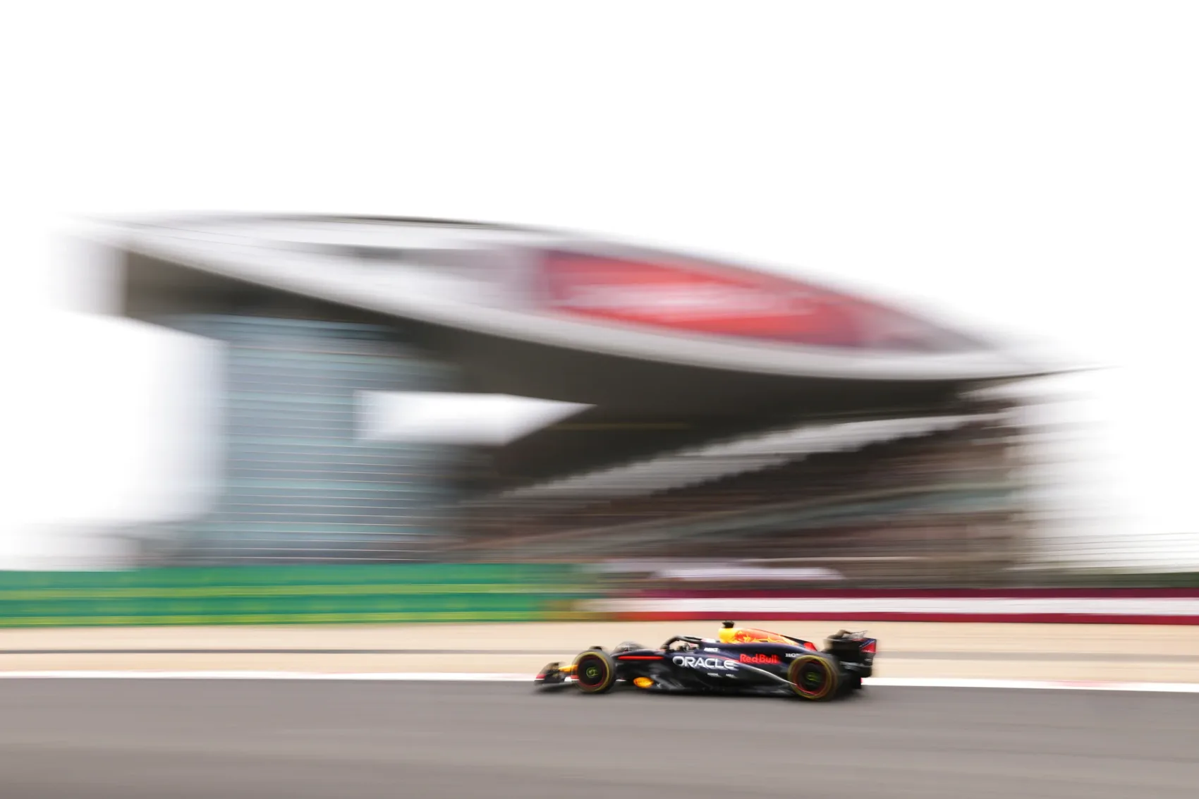 Hamilton hibája után Verstappen óriási fölénnyel nyerte a sprintet, Alonso lett a remek csata áldozata