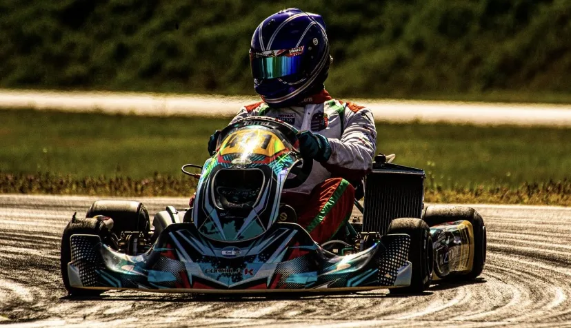 A beragadt gázpedál dacára is nyert a gokart-ob szezonnyitóján Vida Benedek