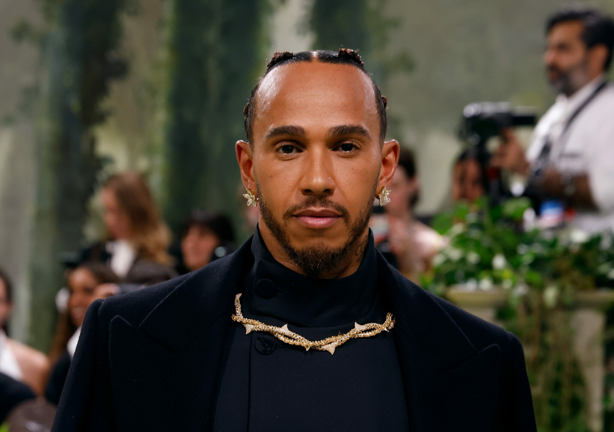 Fekete rabszolga előtt tisztelegve vett fel tövisnyakláncot Hamilton