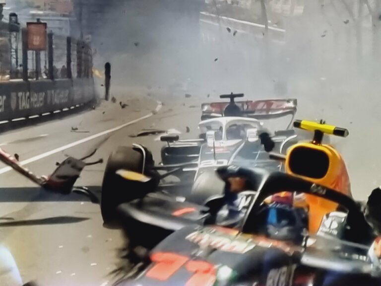 Óriási balesettel indult a Monacói Nagydíj, eltiltás fenyegeti az okozóját