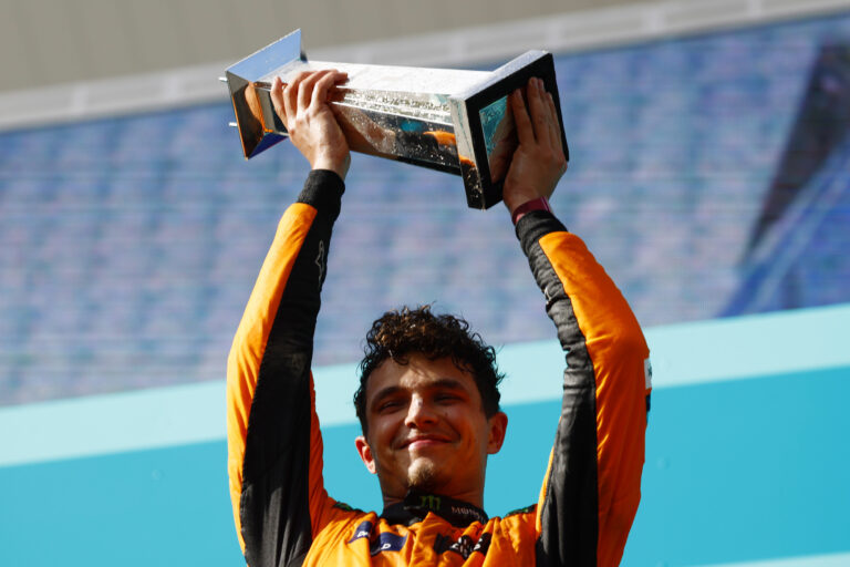 Norris a Herendi által készített sisakfestéssel vezet a Magyar Nagydíjon