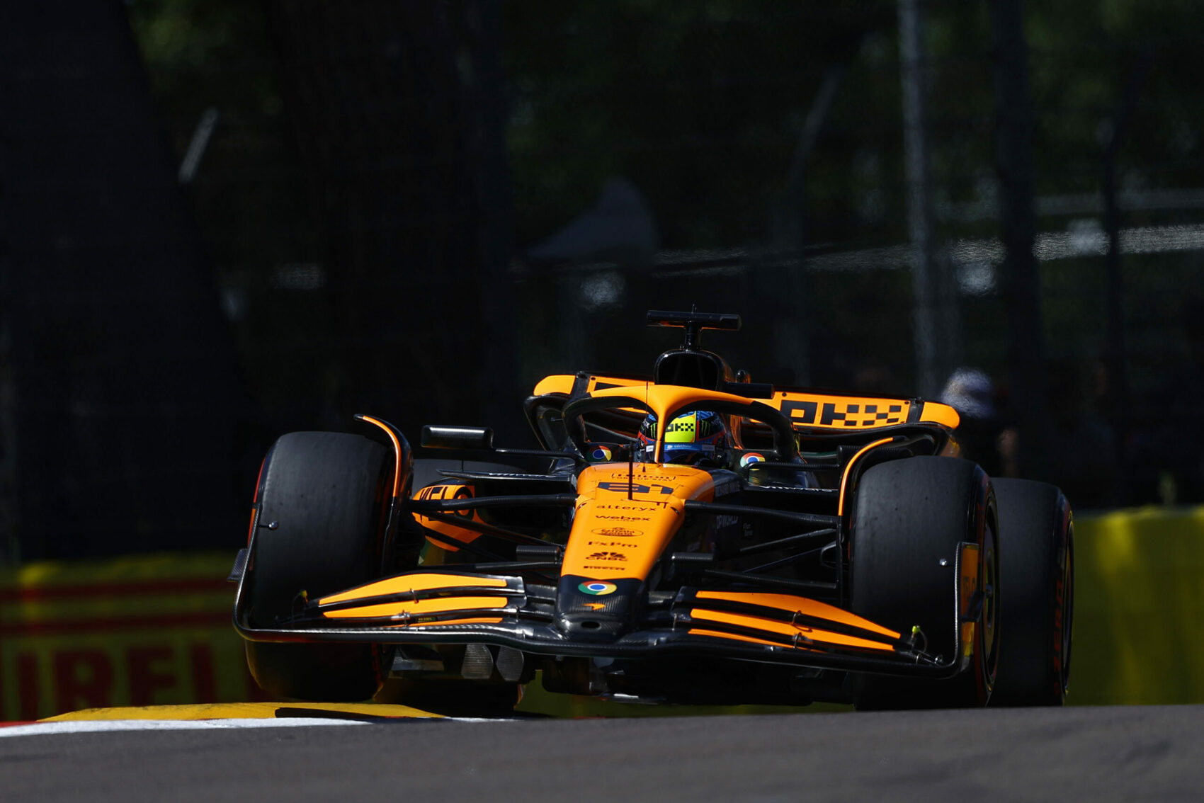 Megbüntették Piastrit, Norris és a Ferrarik eggyel előrébb kerülnek a rajtrácson