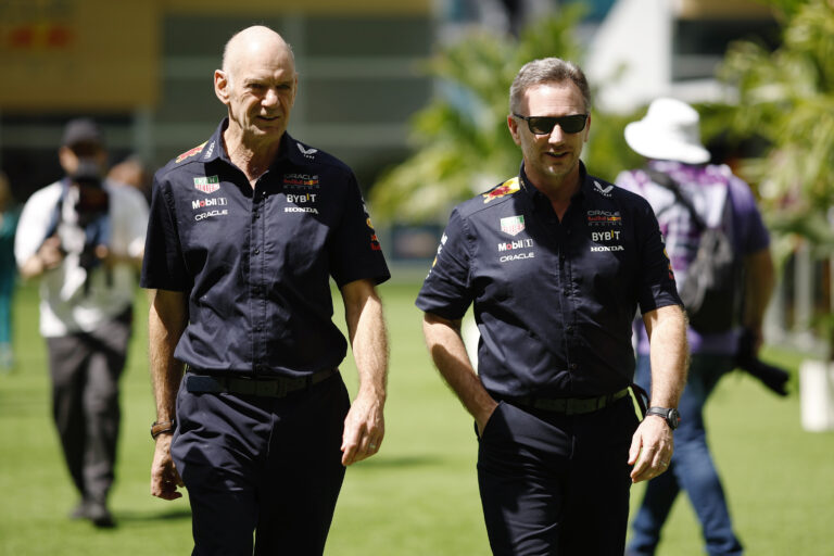 A Red Bullt felbőszítette az Aston korai gálázása, szankciót vetett ki Newey-ra