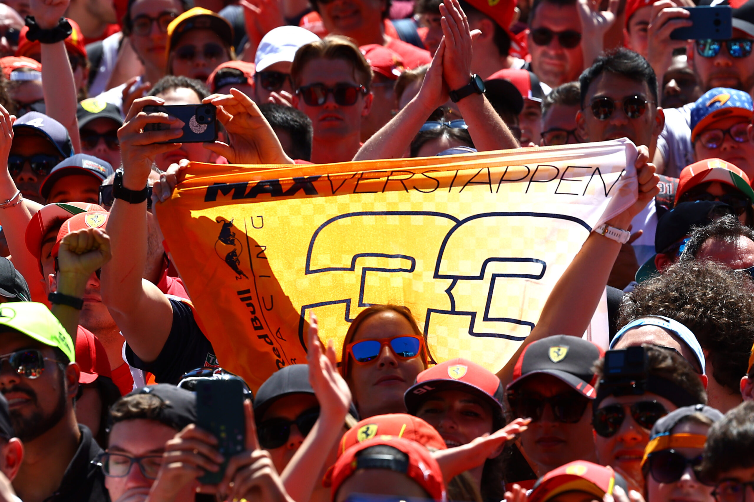 „Bemutattam neki” – Verstappen még egy nézőt is megnevelt az időmérő alatt (videó)