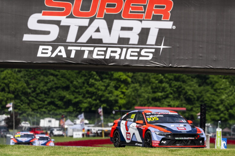 Megtartotta 1. helyét a bajnokságban Michelisz Norbert