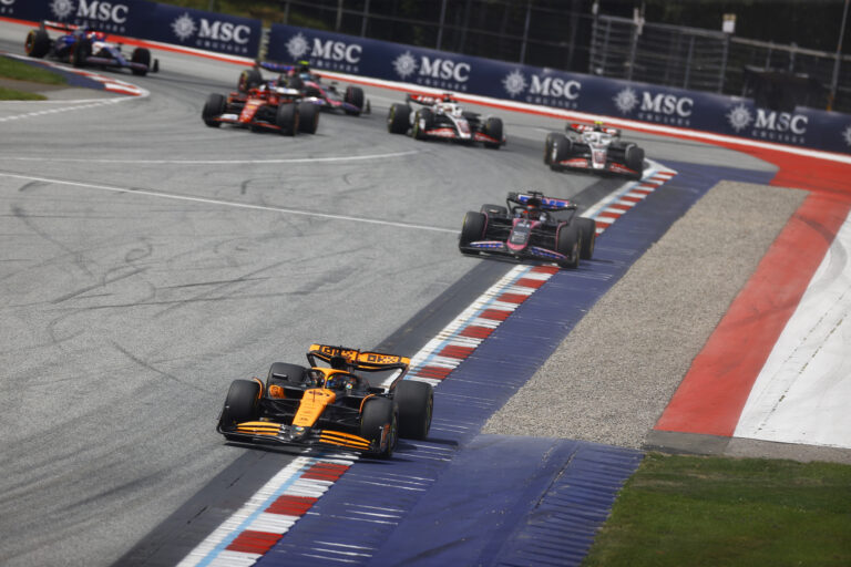 Piastri dühből vadászta le a riválisait