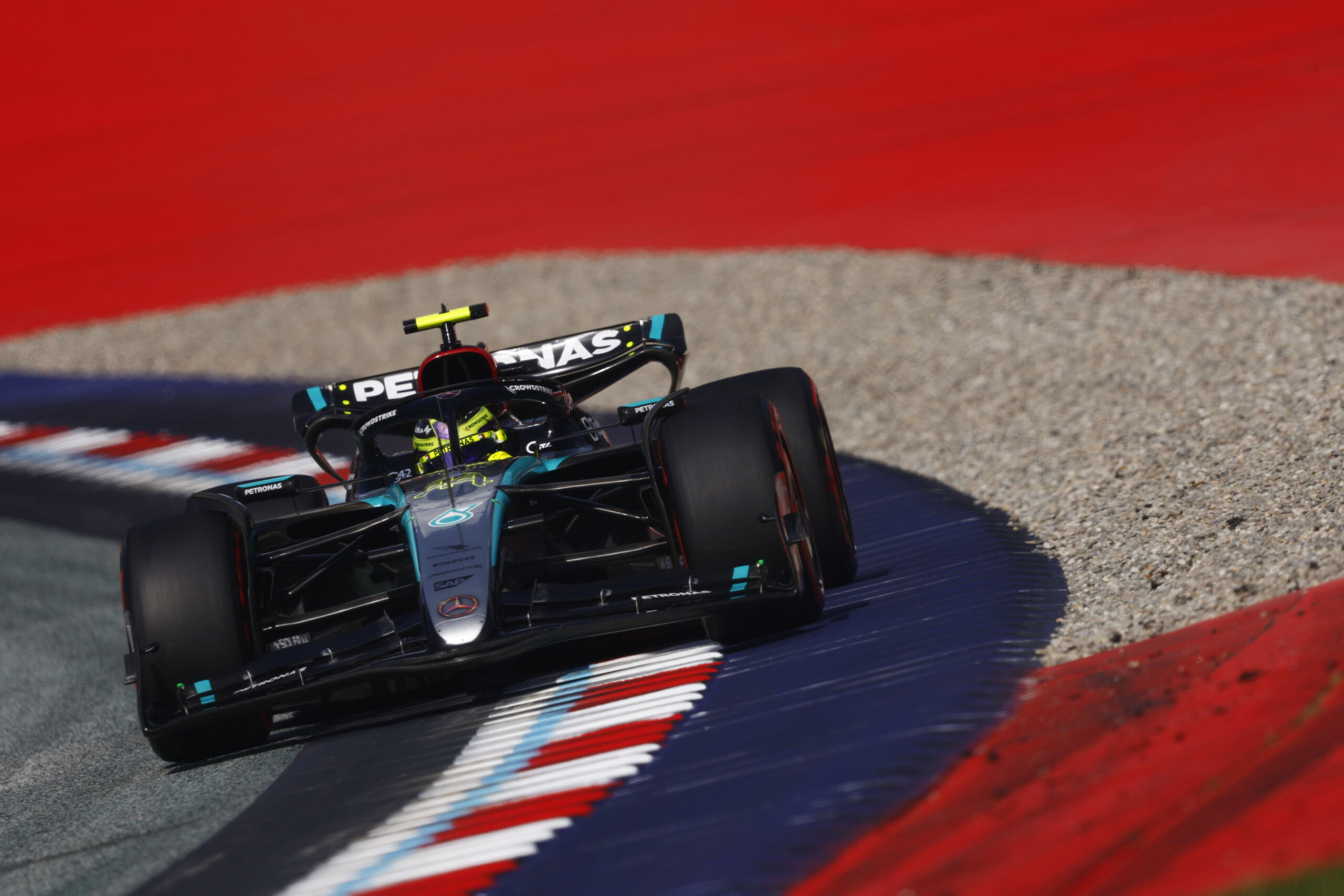 Az elkeseredett Hamilton puszta kézzel fogná meg a leszorítóerőt, hogy ráakassza az autójára