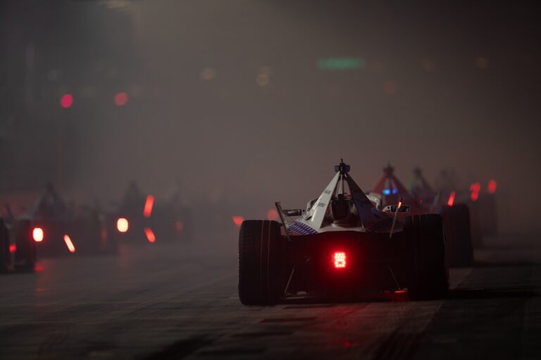 Nem úszta meg a bajnokesélyes kigolyózója, a leintés után cserélt gazdát a vb-cím