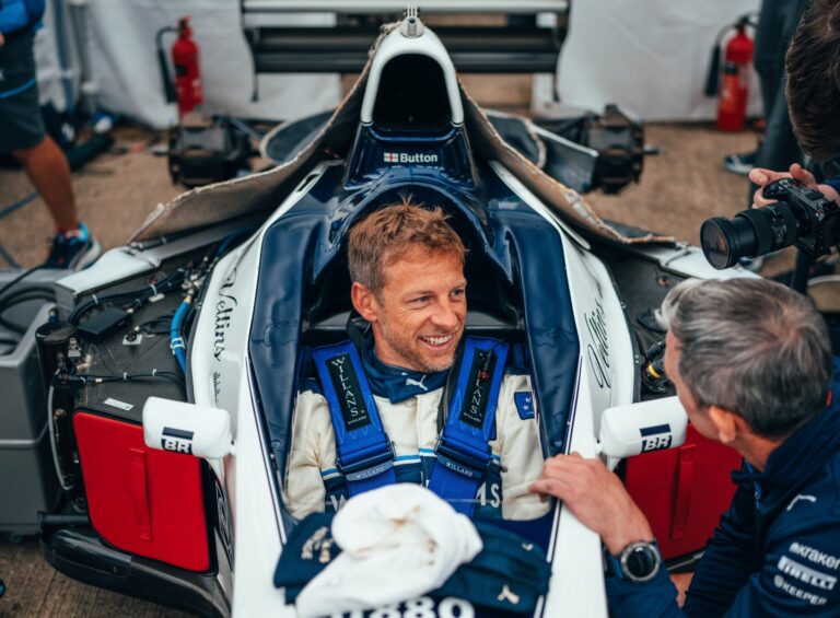 Bemutatott egy 100 000 forintos, 48%-os whiskyt, majd megdöbbent saját korábbi autóján az F1-es világbajnok