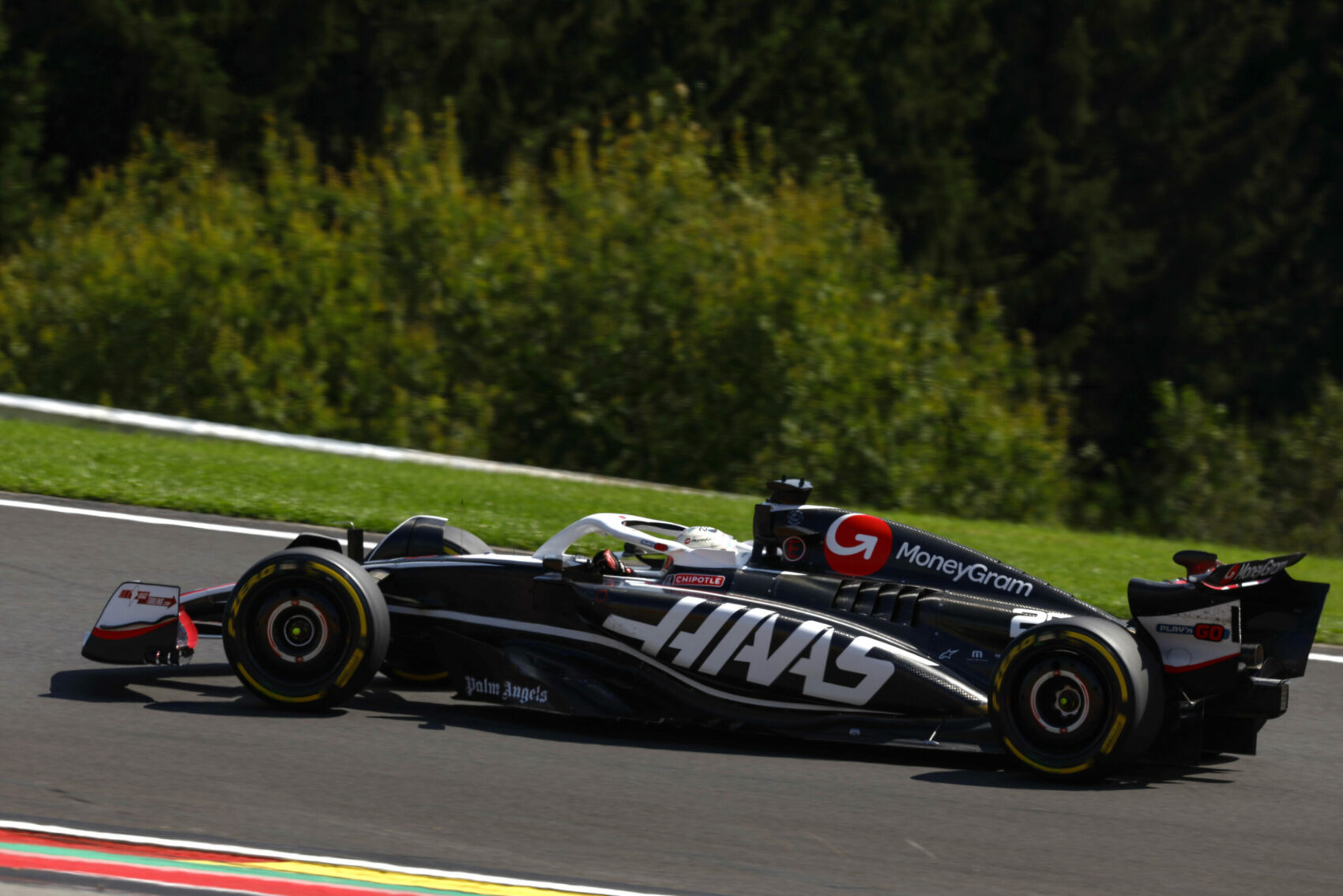 Utódja eddig durván beárazza a celebbé vált F1-es csapatfőnököt