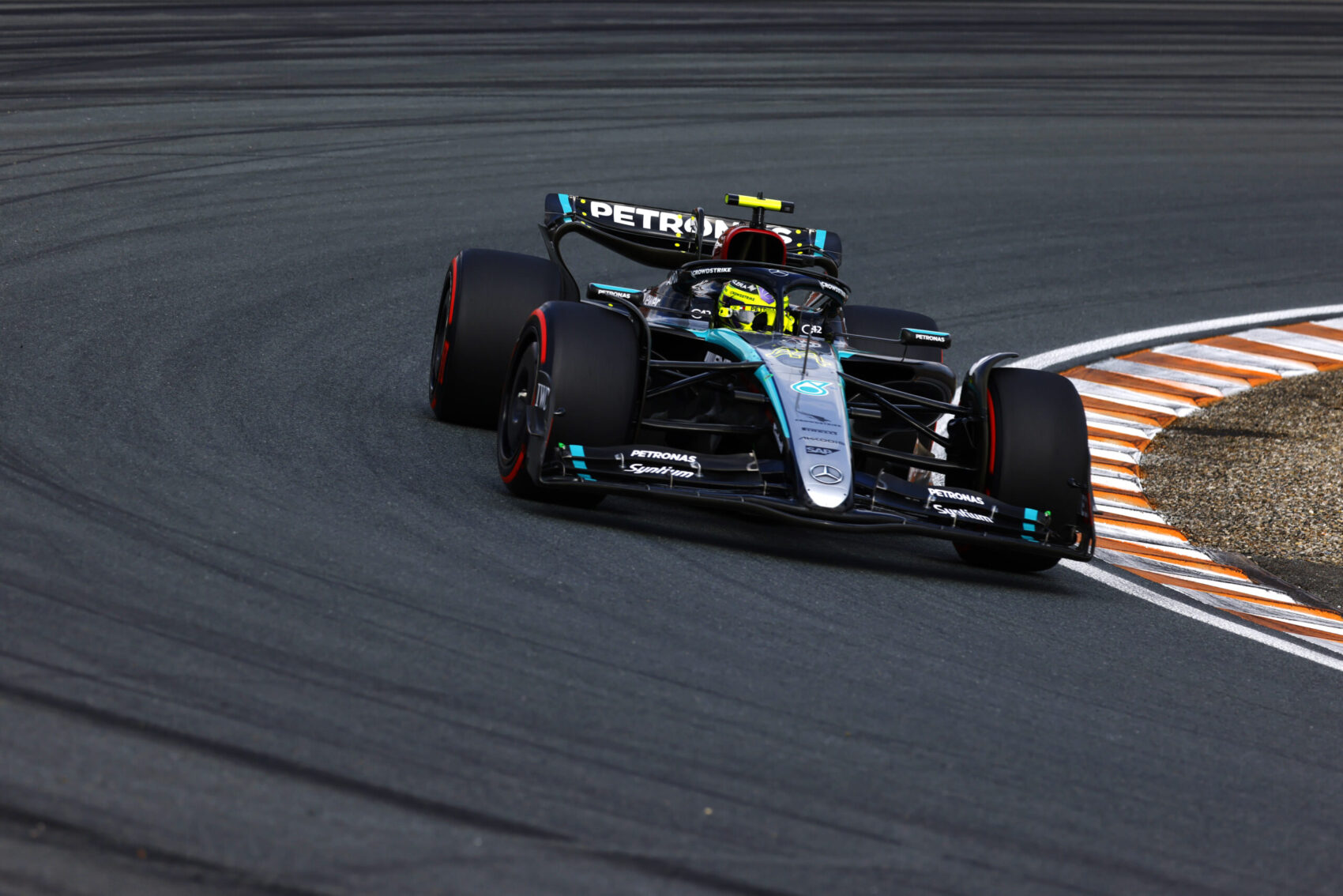 Hamiltont még meg is büntették a rosszul sikerült időmérője után, ismét kizártak egy versenyzőt