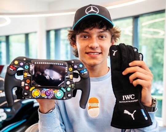 A Mercedes máris jobban bánik a maga Kimijével, mint a Ferrari tette Räikkönennel