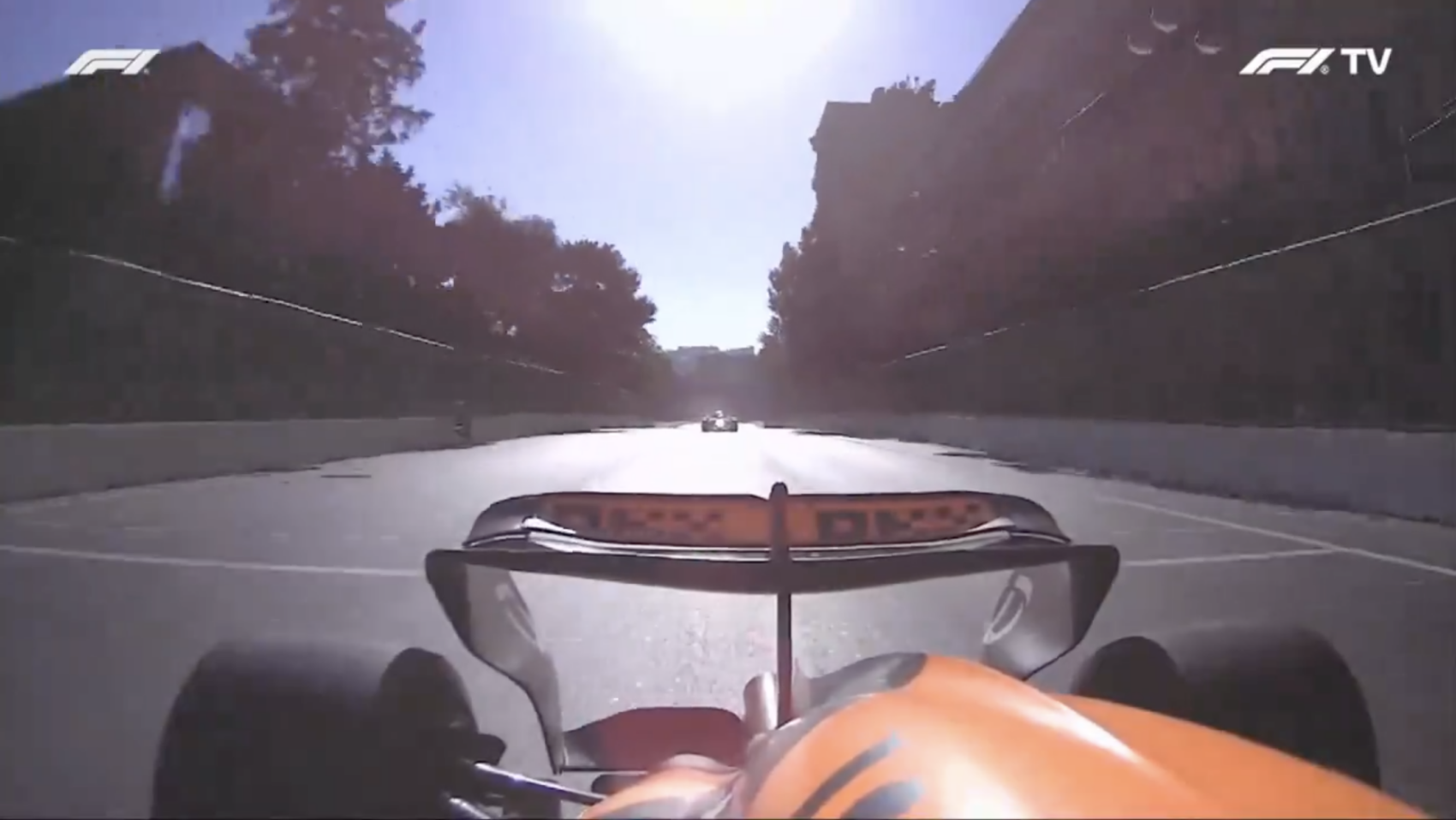 A drukkerek kiakadtak – a McLaren trükkös hátsó szárnya miatt nyert Bakuban? (videó)