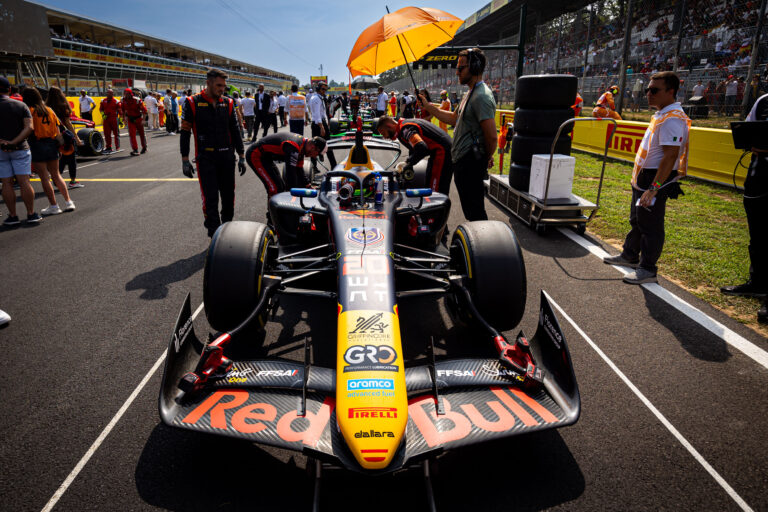 Furcsa balesetbe keveredtek a Red Bull tehetségei az F2-ben (videó)