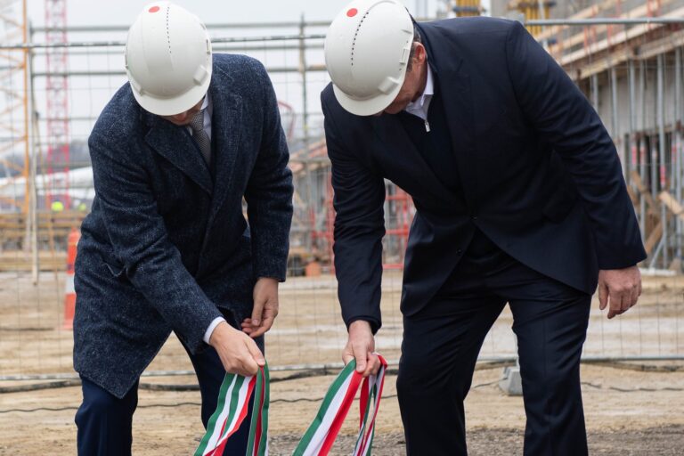 Időkapszulát helyeztek el a Hungaroring leendő főépületének alapjában (képek)