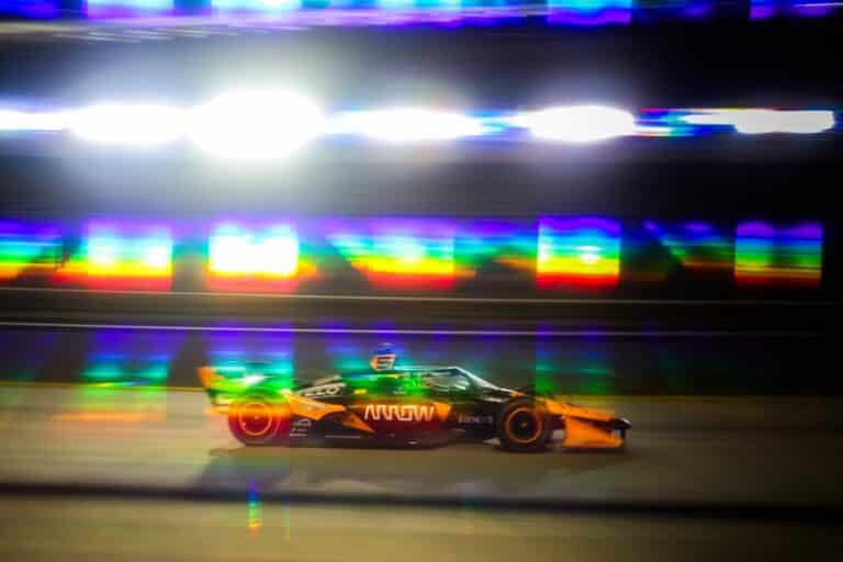 A McLaren kirúgta a csapatfőnökét