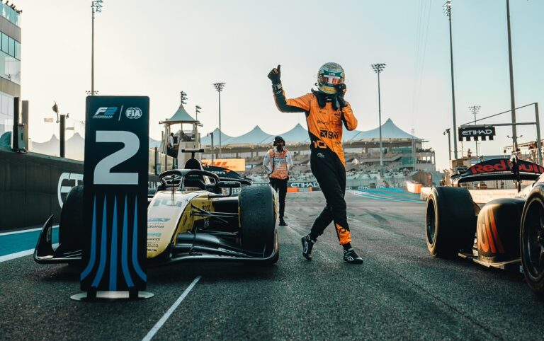 Megtizenegyszerezte előnyét az F2 éllovasa, majd egy kizárás még beleszólt a bajnoki harcba