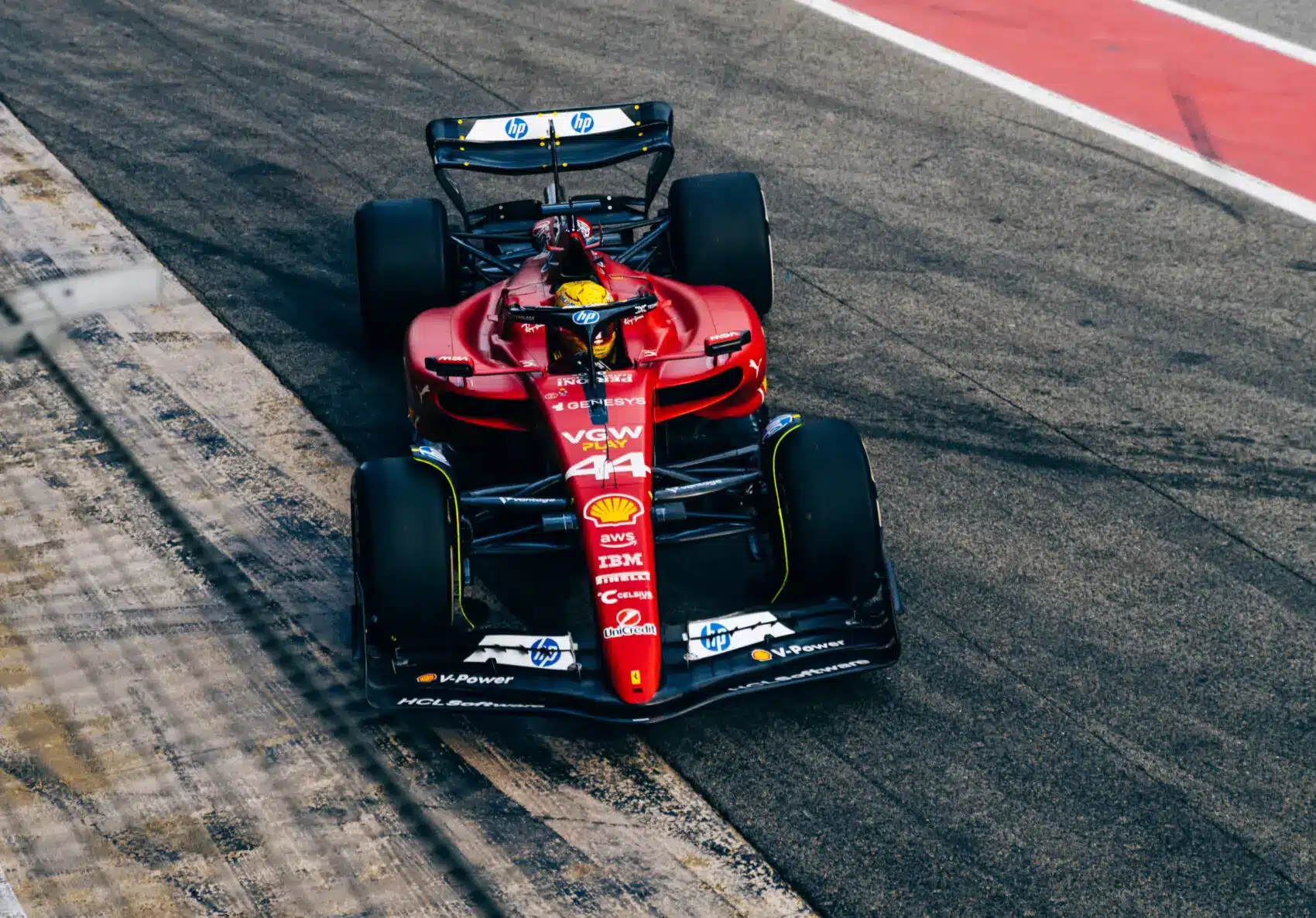 Hamilton összetörte a Ferrarit Barcelonában