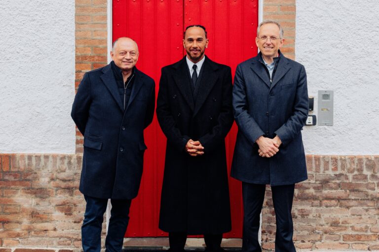 Galéria: Hamilton lekezel, aláírást oszt és dolgokat néz a Ferrari versenyzőjeként