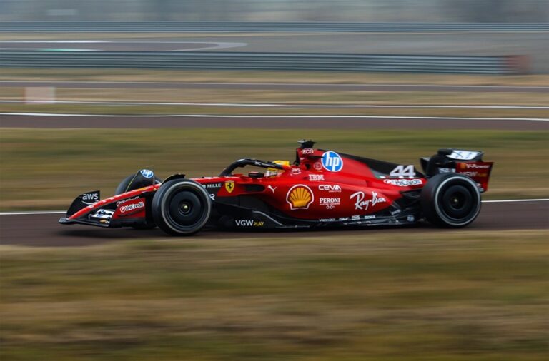 Hamilton az első csókkal helyezte egy polcra a Ferrarival megtett első körét