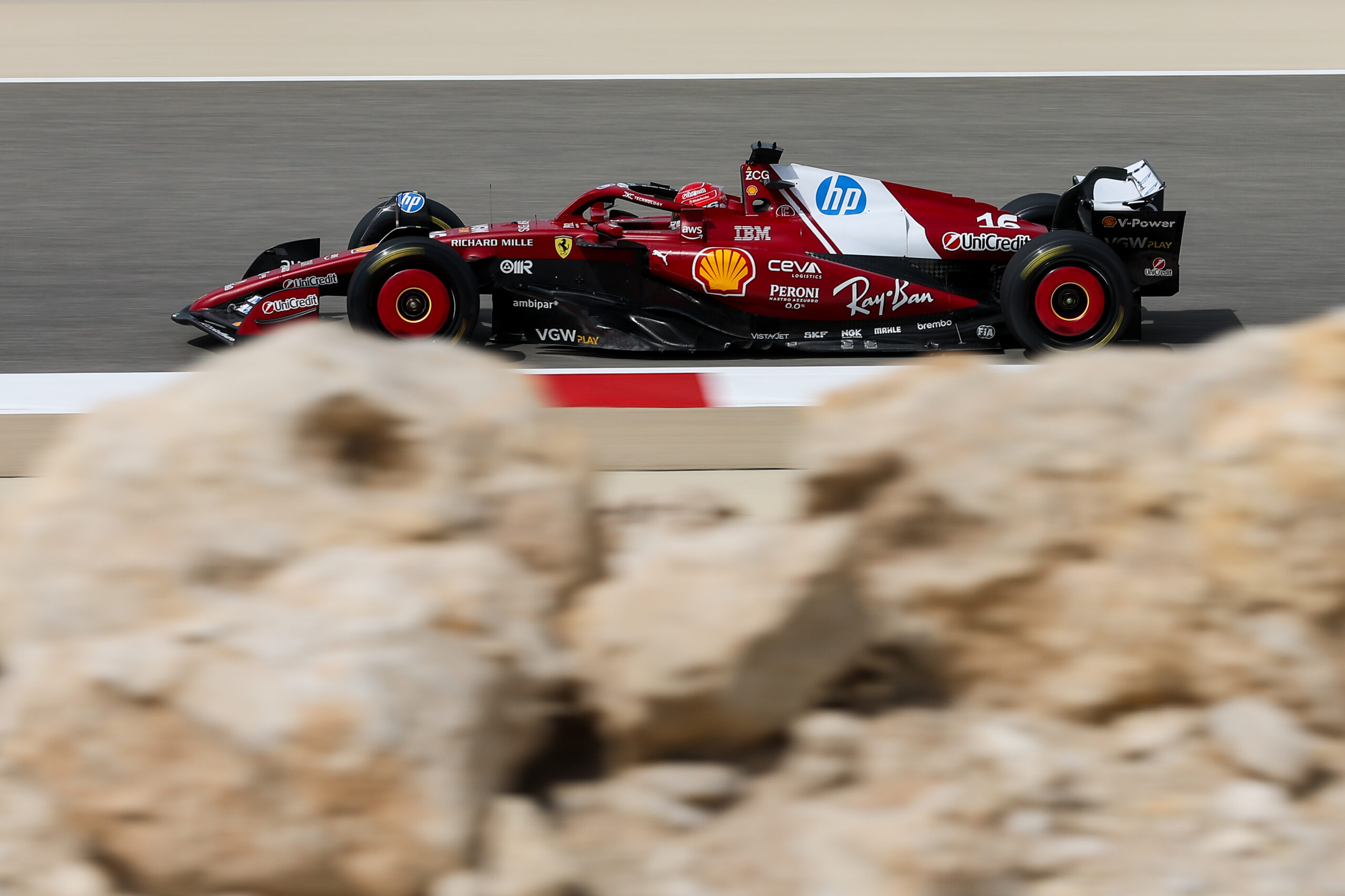 Leclerc az élen, újabb bizarr incidens az F1-es teszt utolsó délelőttjén