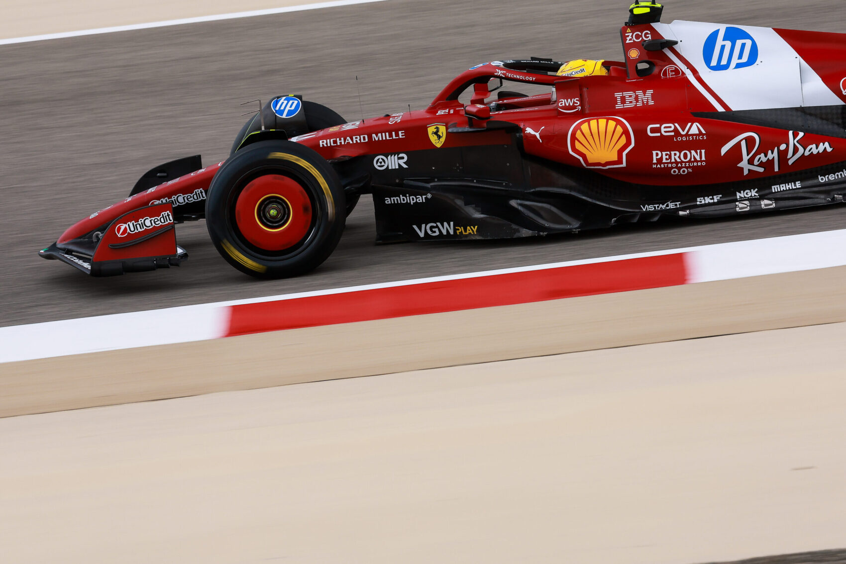 Esett, ütközött két autó, Hamilton kisajátította az 1. helyet – ez történt a csütörtöki tesztnap első felében