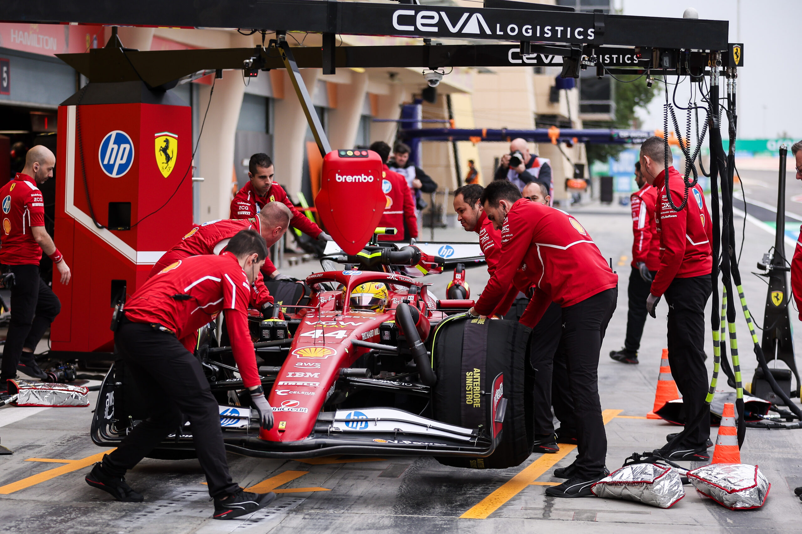 Képeken a bahreini F1-es teszt második napja