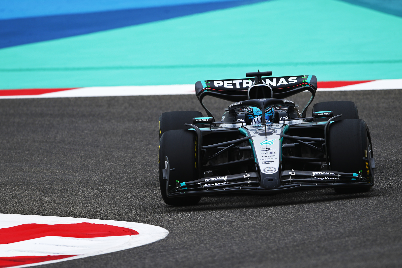 Russell megelőzte Verstappent, Hamilton küszködött, de volt autósztriptíz és eltévedt busz is az utolsó bahreini tesztnapon