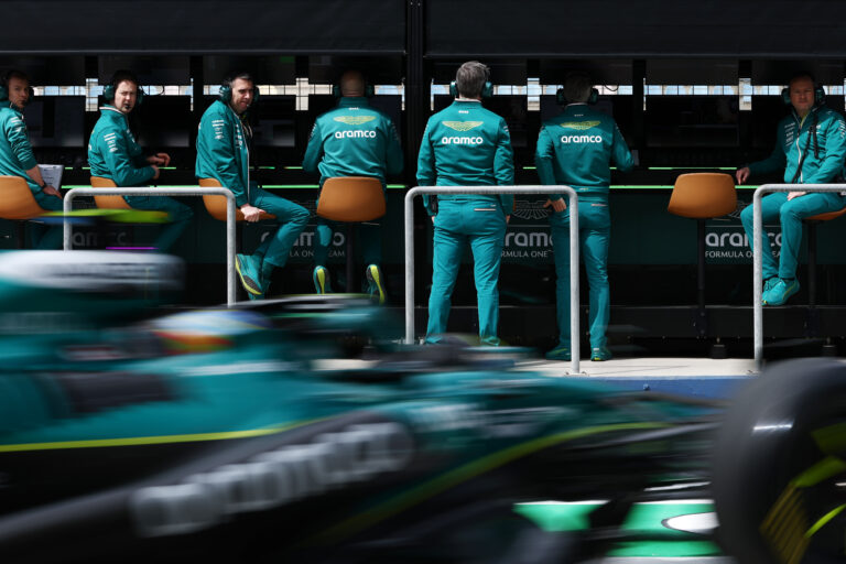 A Ferrari nem tesz szívességet, ami igencsak rossz hír az Aston Martinnak