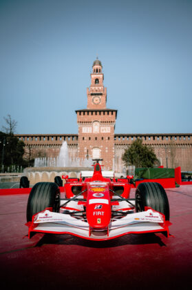 Ferrari, bemutat&oacute;, Mil&aacute;n&oacute;