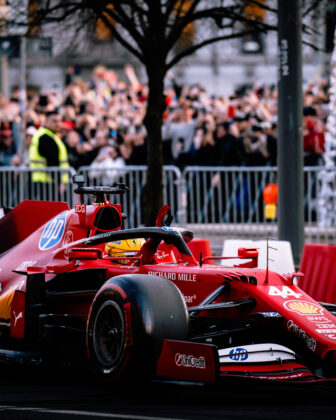 Lewis Hamilton, Ferrari, bemutat&oacute;, Mil&aacute;n&oacute;