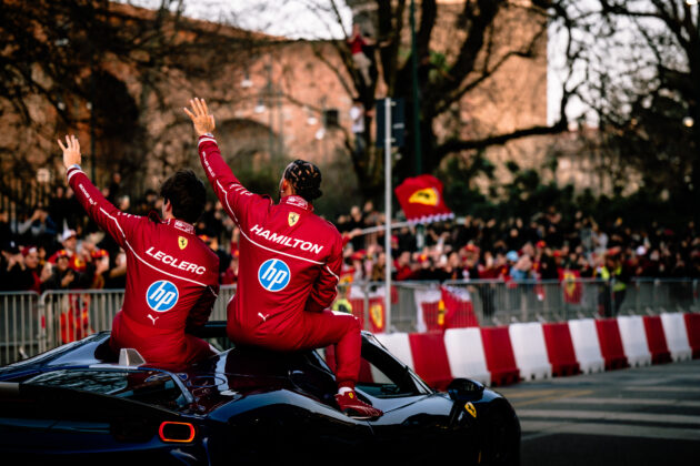 Lewis Hamilton, Charles Leclerc, Ferrari, bemutat&oacute;, Mil&aacute;n&oacute;