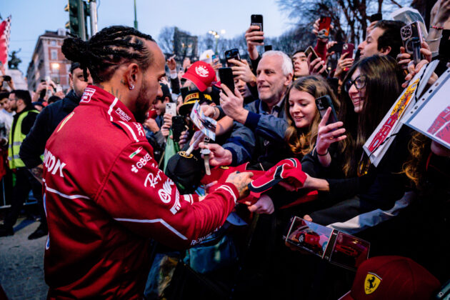 Lewis Hamilton, Ferrari, bemutat&oacute;, Mil&aacute;n&oacute;