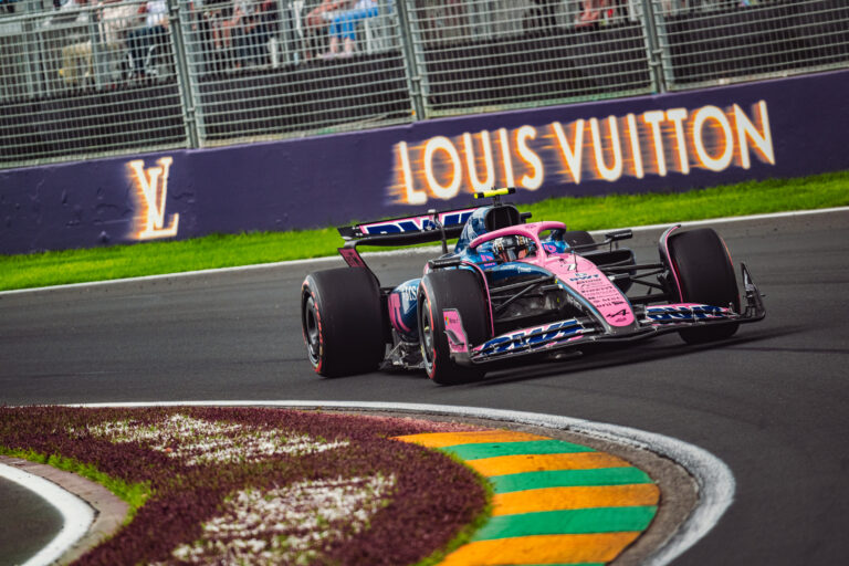 A csapat szerződésszegésére céloz az F1-ben meghurcolt versenyző apja