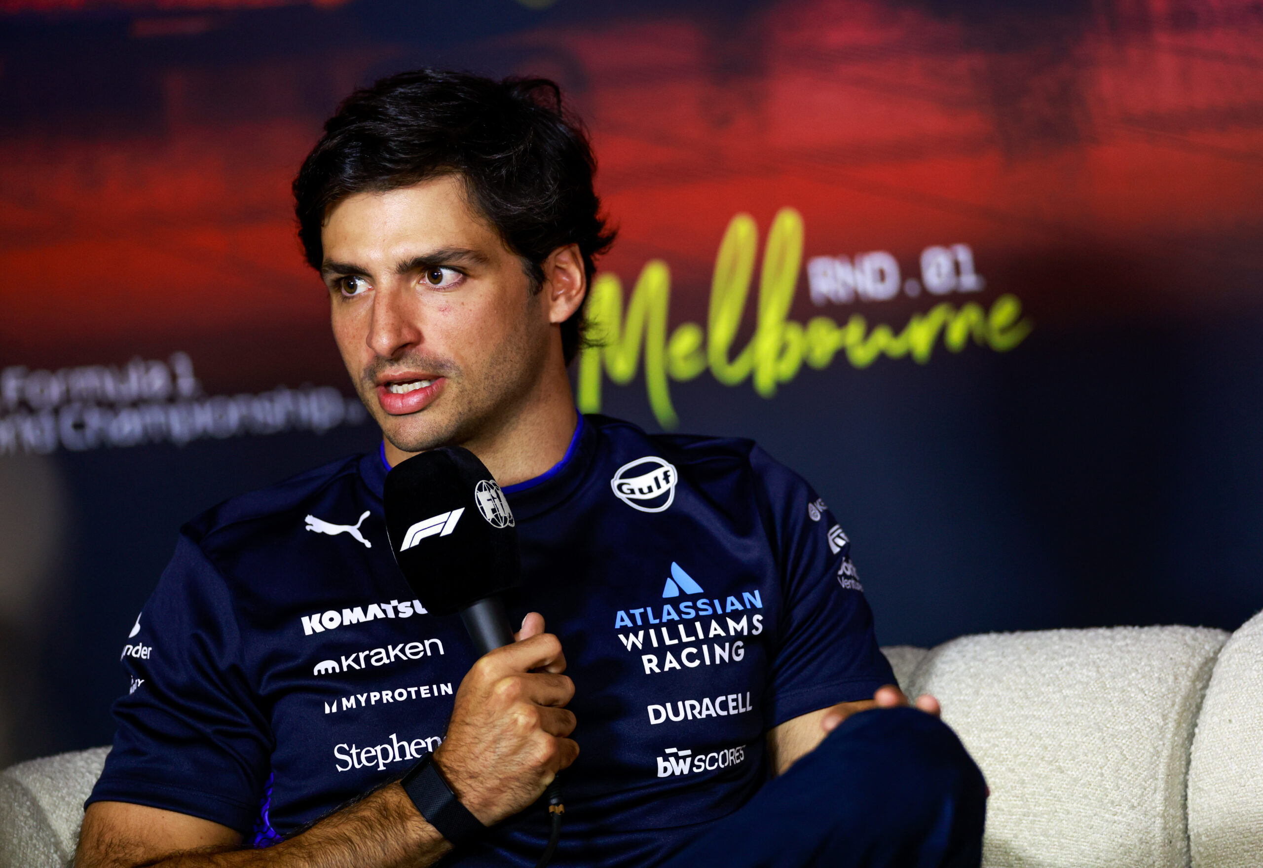 Sainz a tél nagy nyertese? Szenvedést várt, aztán egy tizedre végzett a Ferraritól, amiből kiszállt