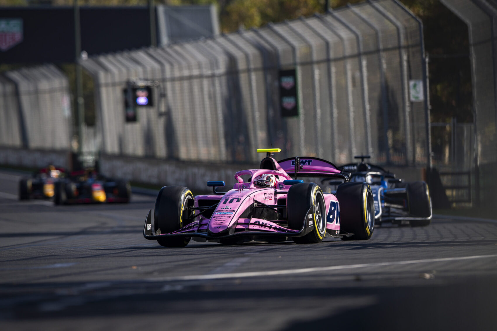 Súlyos szabálysértésen kapták az F2 több csapatát, keményen szankcionálták a versenyzőket