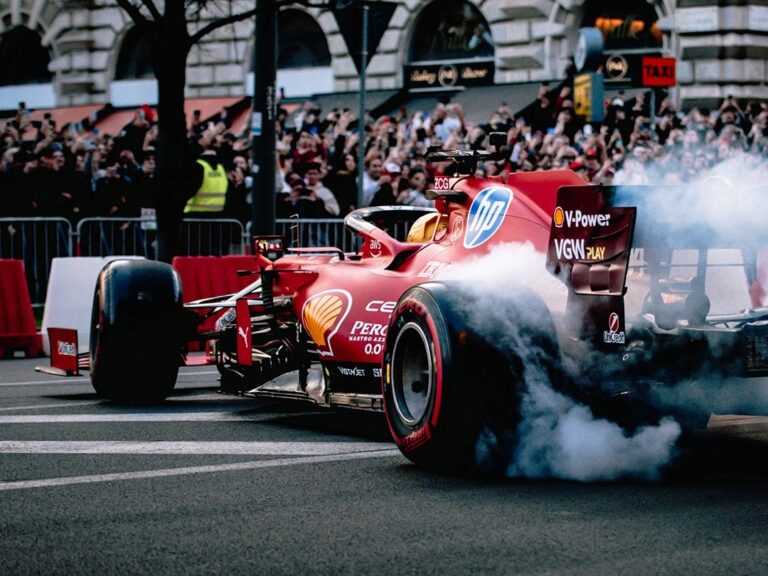 Olasz himnusz Hamiltonnak, páros hátraszaltó és előkerülő Ricciardo – a hétvége legjobb videói